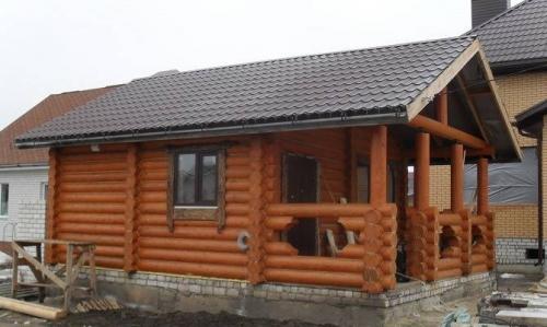 Баня из оцилиндрованного бревна с террасой. Строительство