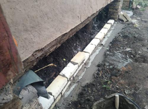 Замена нижних венцов деревянного дома на бетон. Реконструкция старого бревенчатого дома: как заменить нижние венцы