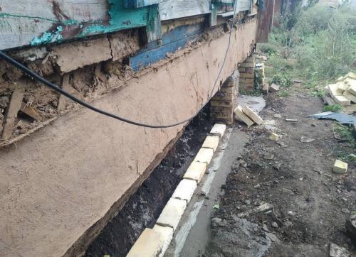 Замена нижних венцов деревянного дома на бетон. Реконструкция старого бревенчатого дома: как заменить нижние венцы