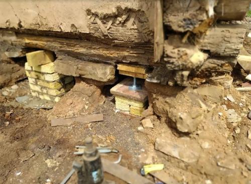 Замена нижних венцов деревянного дома на бетон. Реконструкция старого бревенчатого дома: как заменить нижние венцы