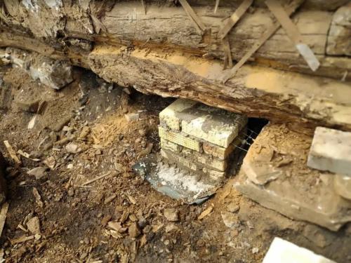 Замена нижних венцов деревянного дома на бетон. Реконструкция старого бревенчатого дома: как заменить нижние венцы