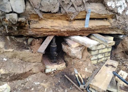 Замена нижних венцов деревянного дома на бетон. Реконструкция старого бревенчатого дома: как заменить нижние венцы