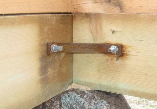 Ремонт угла деревянного дома. Чем можно стянуть углы деревянного дома