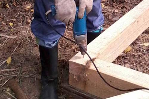 Баня из досок 50 на 150. Делаем фундамент под баню и первый ряд бруса