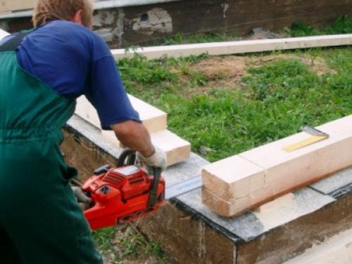 Первый венец дома из бруса. Укладка основных элементов