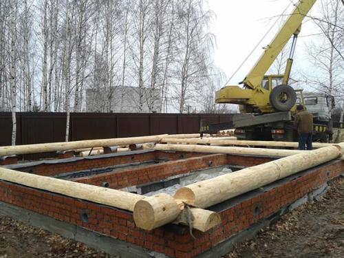 Установка сруба бани на фундамент. Установка венца на фундамент