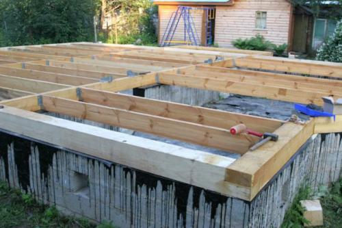Баня из бруса 100 на 200. Нижняя обвязка и пол бани