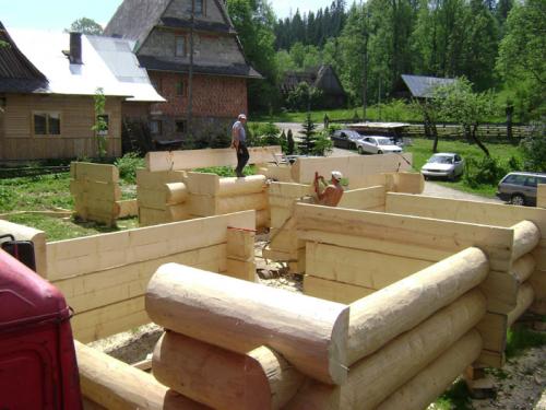 Сруб в пол бревна. Производство срубов по Польской технологии В пол Бревна