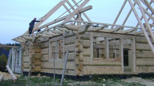 Сруб в пол бревна. Производство срубов по Польской технологии В пол Бревна